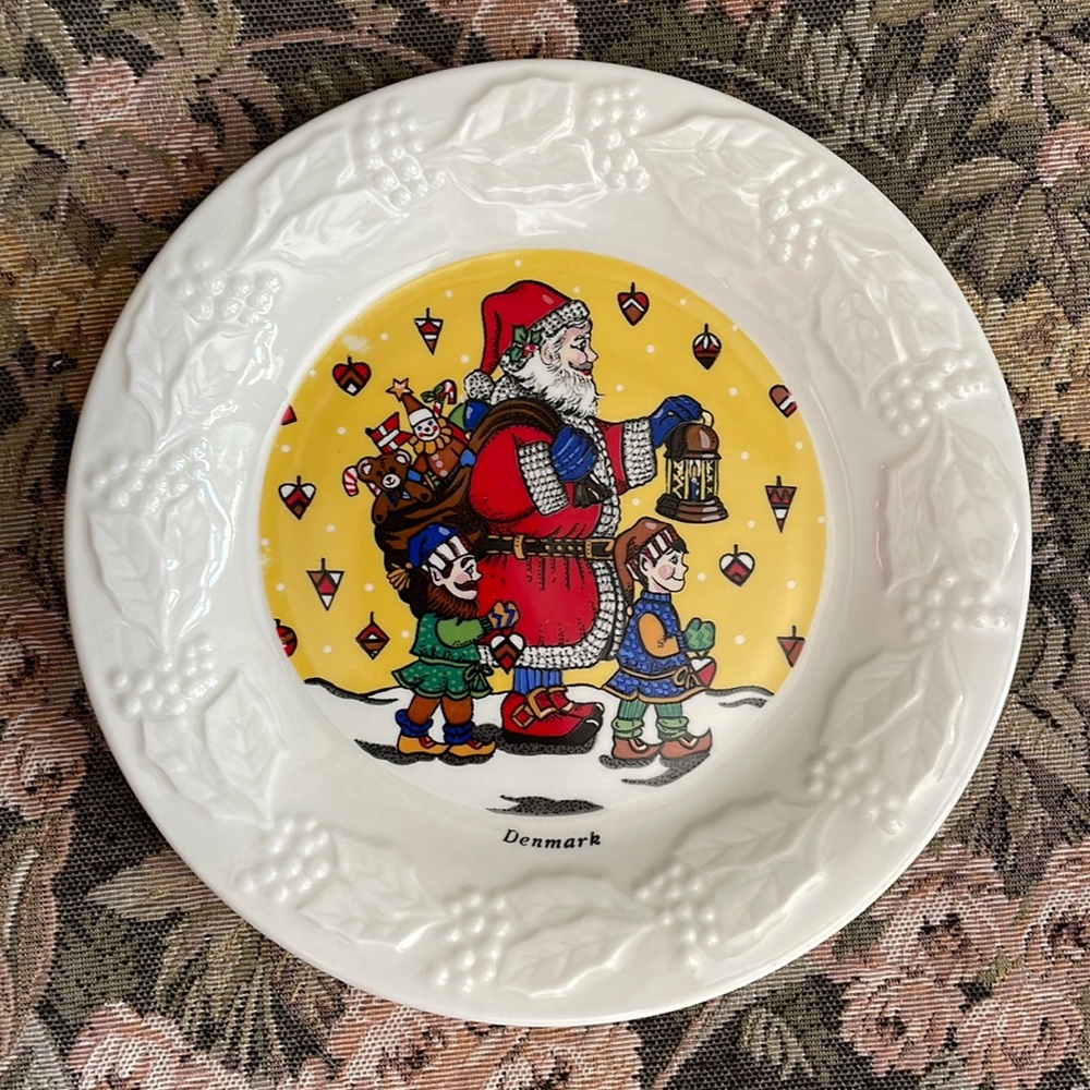 Domestications Holiday Traditions of the World plate.